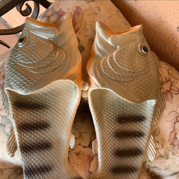 NWOT fun fun 🤩 fish 🐠 🐟 flip flop - Picture 4 of 4